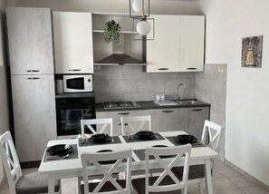 冷蔵庫、電子レンジ、オーブン、コンロ