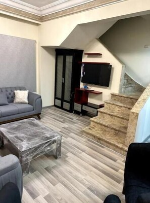 TV - 820 · 2BR Townhouse | 2 Queen Beds | Backyard (Sheikh Zayed City)