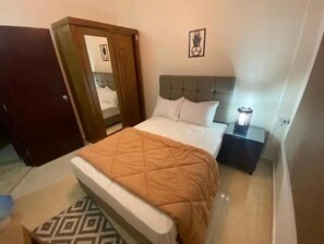 2 bedrooms, iron/ironing board, WiFi, bed sheets - 820 · 2BR Townhouse, Bath, TV, Backyard (Sheikh Zayed City)