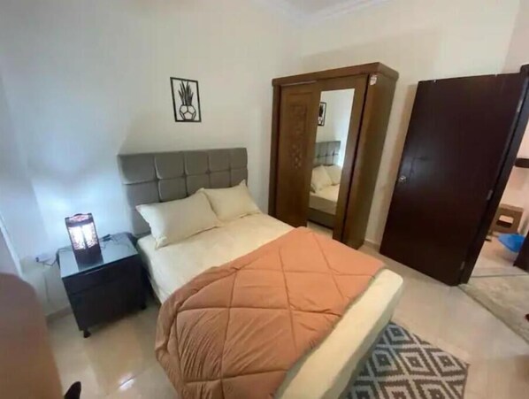Room - 820 · 2BR Townhouse | 2 Queen Beds | Backyard (Sheikh Zayed City)