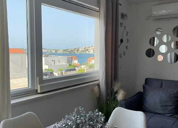 TV - Apartments J&M 2- One Bedroom Apartment with Sea View (Rogoznica)