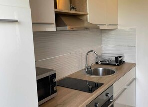 Fridge, microwave, oven, stovetop - Apartments J&M 2- One Bedroom Apartment with Sea View (Rogoznica)