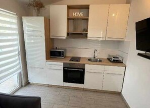 Fridge, microwave, oven, stovetop - Apartments J&M 2- One Bedroom Apartment with Sea View (Rogoznica)