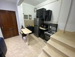 Fridge, microwave, oven, stovetop - 819. 2BR Townhouse, Sofa Bed, TVs, 2 Baths, Garden (Sheikh Zayed City)
