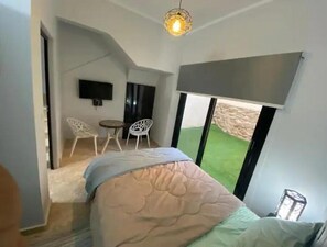 2 bedrooms, iron/ironing board, WiFi