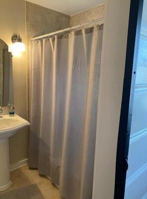 Bathroom - Stone cottage at Storybook Farm (Chapel Hill)