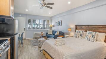 客房, 1 张大床和 1 张沙发床, 厨房, 泳池景观 | 1 多间卧室、特色装修、特色家居、床单