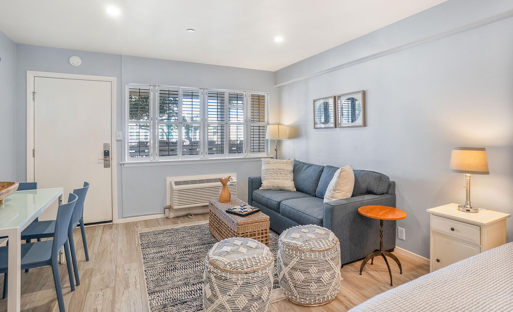 客房, 1 张大床和 1 张沙发床, 厨房, 泳池景观 | 起居区 | 42-英寸纯平电视 （配备有线频道）、电视