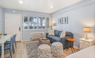 客房, 1 张大床和 1 张沙发床, 厨房, 泳池景观 | 起居区 | 42-英寸纯平电视 （配备有线频道）、电视