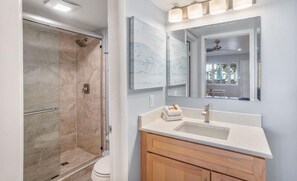 Room, 1 Katil Ratu (Queen) dengan Katil Sofa, Kitchen, Pool View | Bilik Mandi | Pancuran mandi, tuala disediakan, tisu tandas 