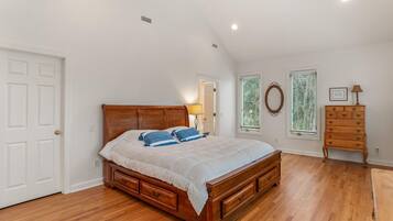 House, Multiple Beds, Kitchen | 4 bedrooms, individually decorated, individually furnished, bed sheets