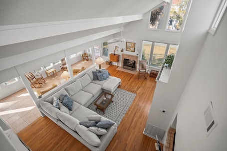 Casa, várias camas, cozinha | Área de estar | TV de tela plana 42 polegadas com canais a cabo, TV. Spacious 4 Bed, 3 Bath Home in Prime Location w/ Breathtaking Marsh Views