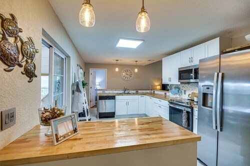 Lovely Merritt Island Home w/ Kayak + Fire Pit!