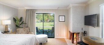Silverado Mansion Junior Suite! 1 bed/1 bath!  Pool Access, Courtyard View.  