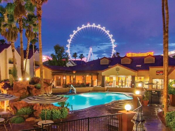 Pool - Deluxe Unit 2 blocks from The Bellagio & Caesars Palace! Pool, Jacuzzi & Fitness (Las Vegas)