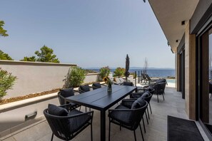 Outdoor dining - Beachfront Villa Aurelia with heated Pool, Sauna & Fitness (Pijavicino (Pelješac))