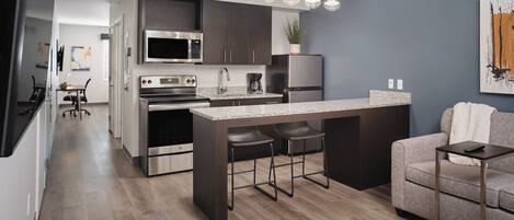 Køleskab/fryser i fuld størrelse, mikrobølgeovn, ovn, kogeplade