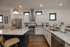 Fridge, microwave, oven, stovetop - Tranquil East Nash Escape - Pool Table (Nashville)