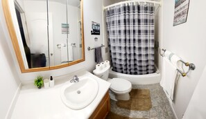 Suihku, hiustenkuivaaja, pyyhkeet, saippua