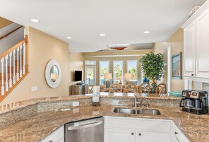 Casa, varias camas, balcón, vistas al campo de golf | Cocina privada | Frigorífico, microondas, horno y placa de cocina