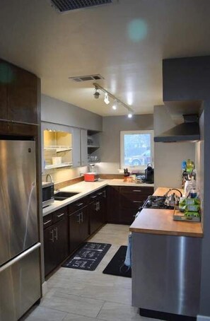 Refrigerador, microondas, horno y parrilla de estufa 