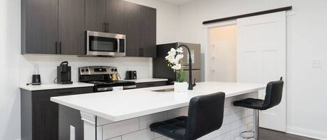 Jääkaappi, mikroaaltouuni, uuni, liesi