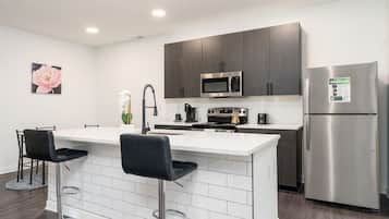 Réfrigérateur, micro-ondes, four, plaque de cuisson