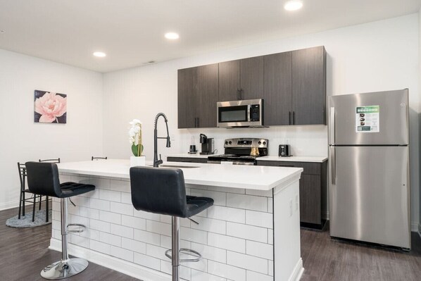 ثلاجة، ميكروويف، فرن، موقد طهي مسطح