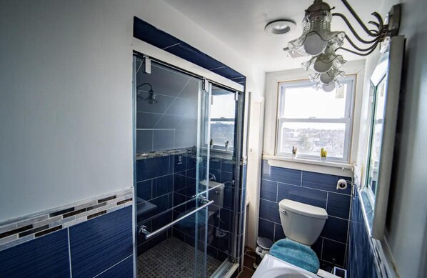 Toallas, jabón, papel de baño 