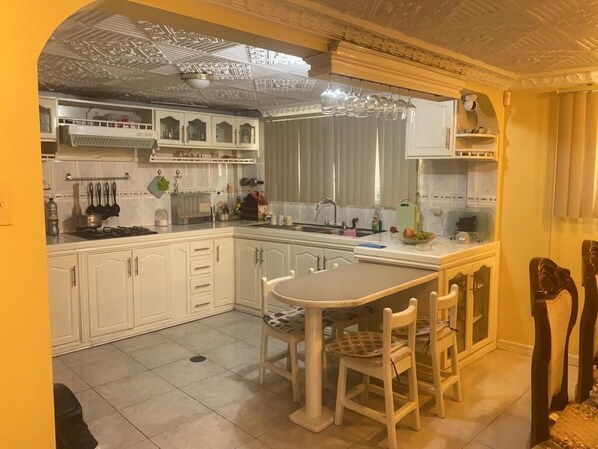 Microwave, oven, stovetop, dishwasher - Casa Frida espectacular hospedaje para Familias o Grupos a 4 minutos del centro. (Baños)