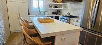 Newly Renovated, Little Palm Cottage with dock slip, Elbow Cay 