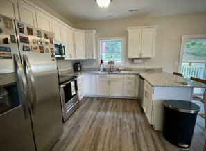 Microwave, oven, stovetop, dishwasher - Luxury townhome 5 mins from stadium and hospitals! (Morgantown)
