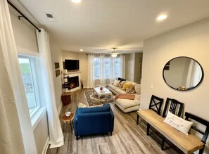 Smart TV, fireplace - Luxury townhome 5 mins from stadium and hospitals! (Morgantown)