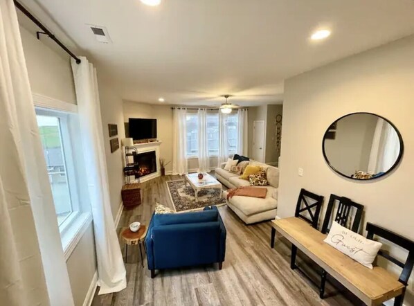 Smart TV, fireplace