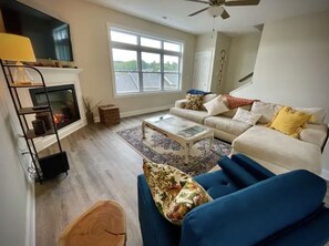 Smart TV y chimenea 