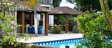 Suite superior | Piscina | Una piscina al aire libre, sombrillas, tumbonas