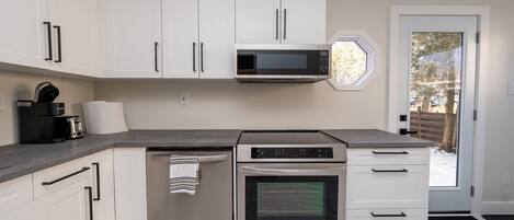 Geladeira, micro-ondas, fogão, cooktop