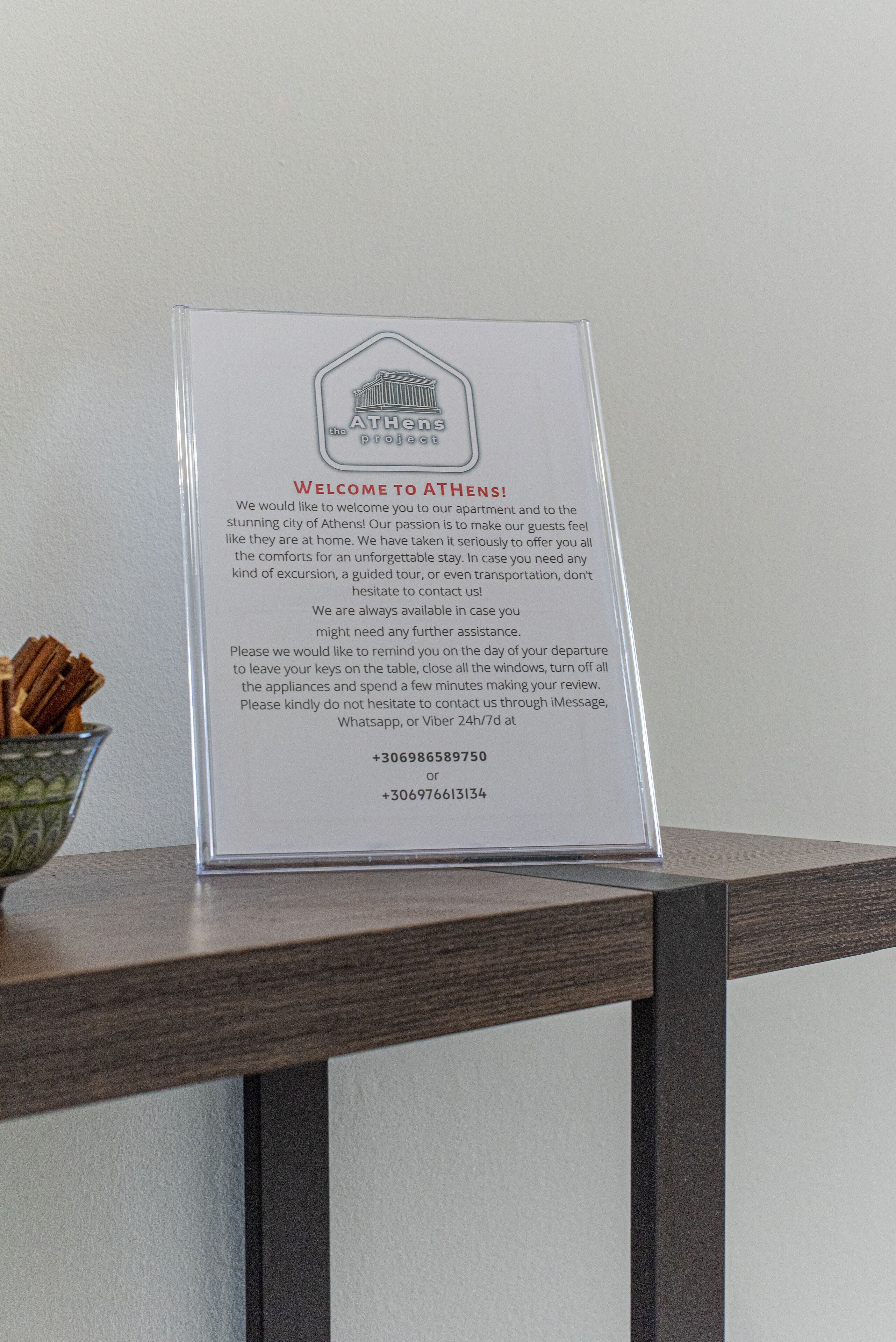 Un panneau d’accueil pour le projet d’Athènes, avec les coordonnées et un message de bienvenue à l’attention des visiteurs.