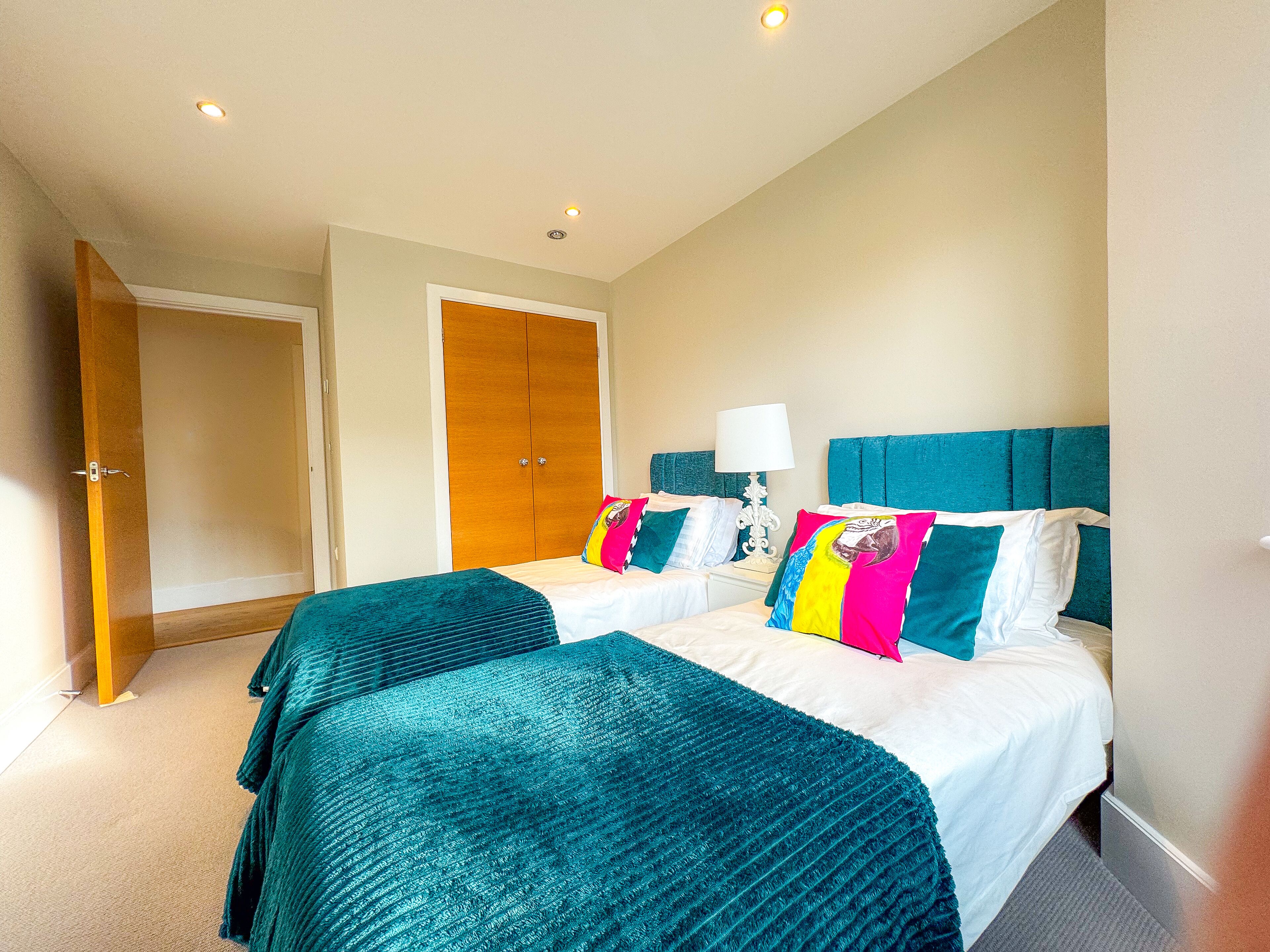 3 habitaciones, tabla de planchar con plancha, cuna de viaje y wifi 