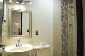 Dusche, kostenlose Toilettenartikel, Handtücher, Seife