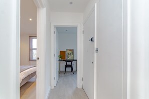 1 bedroom, iron/ironing board, WiFi, bed sheets - Luxury apartment with workspace  (Croydon)