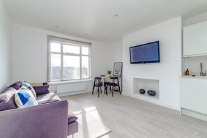 Living area - Luxury apartment with workspace  (Croydon)