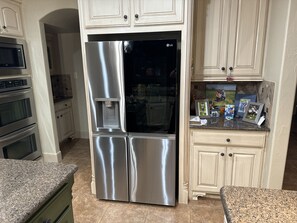 Private kitchen - Large comfortable home can accommodate 10. Centrally located  Dallas Ft. Worth (North Richland Hills)