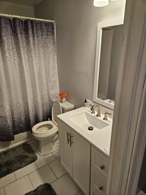 Dusche, Haartrockner, Handtücher, Seife