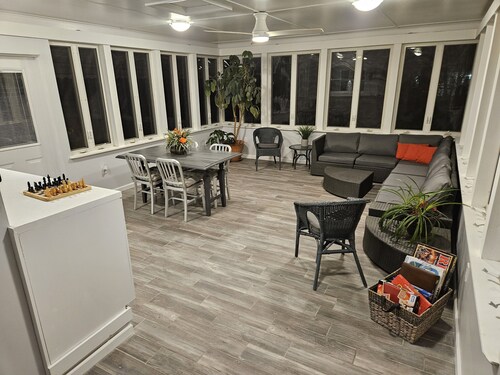 Glen Burnie Escape - Pet friendly with easy access to multiple attractions.