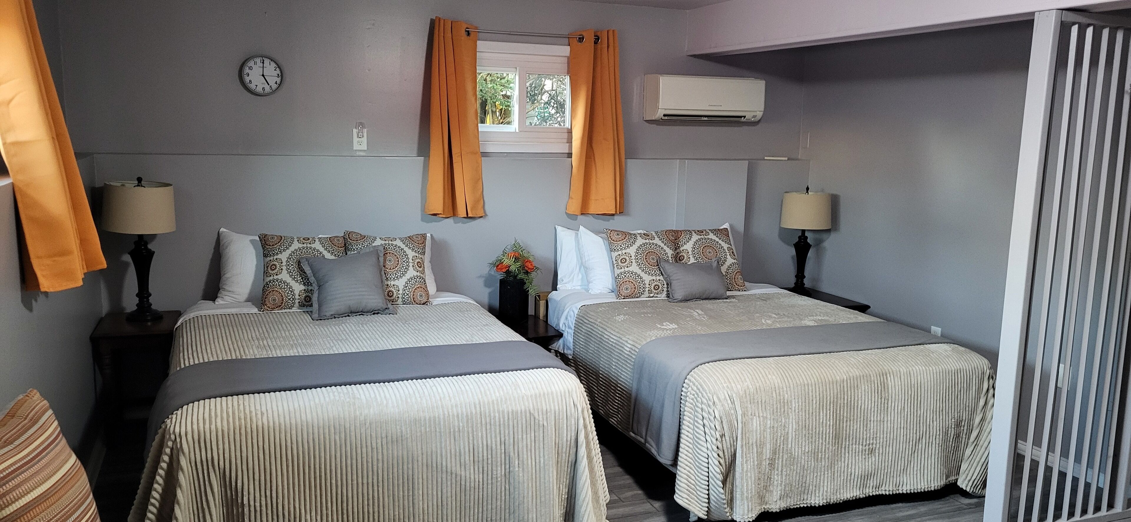 3 bedrooms, desk, iron/ironing board, travel cot