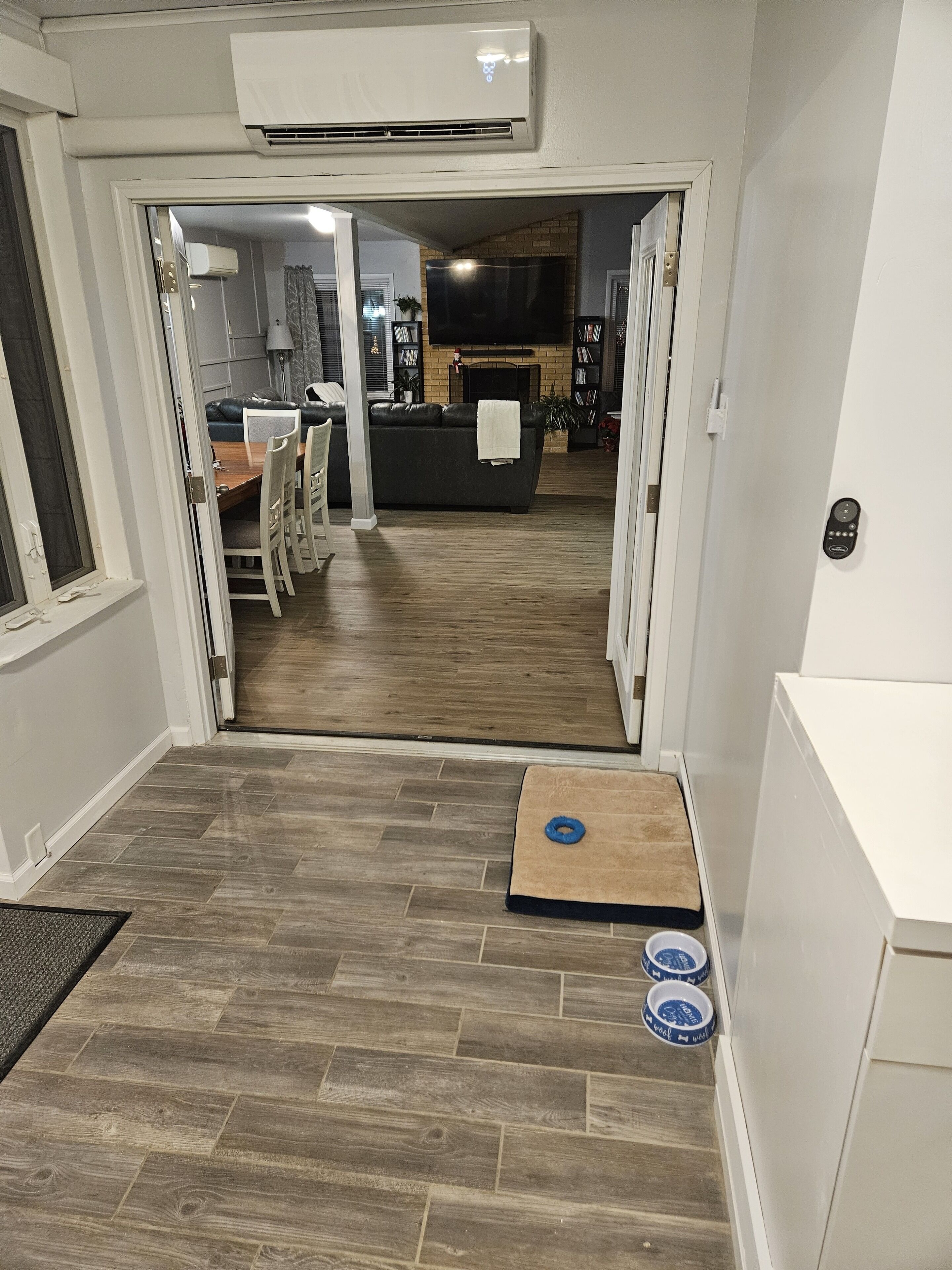 Smart-TV, Kamin, DVD-Player, Bücher