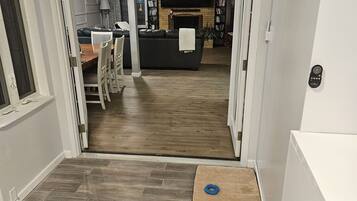 Smart-TV, Kamin, DVD-Player, Bücher