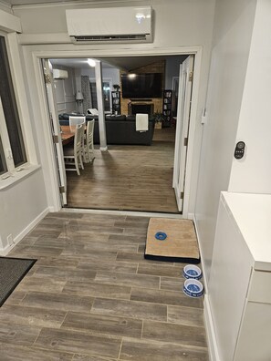 Smart-tv, pejs, dvd-afspiller, bøger