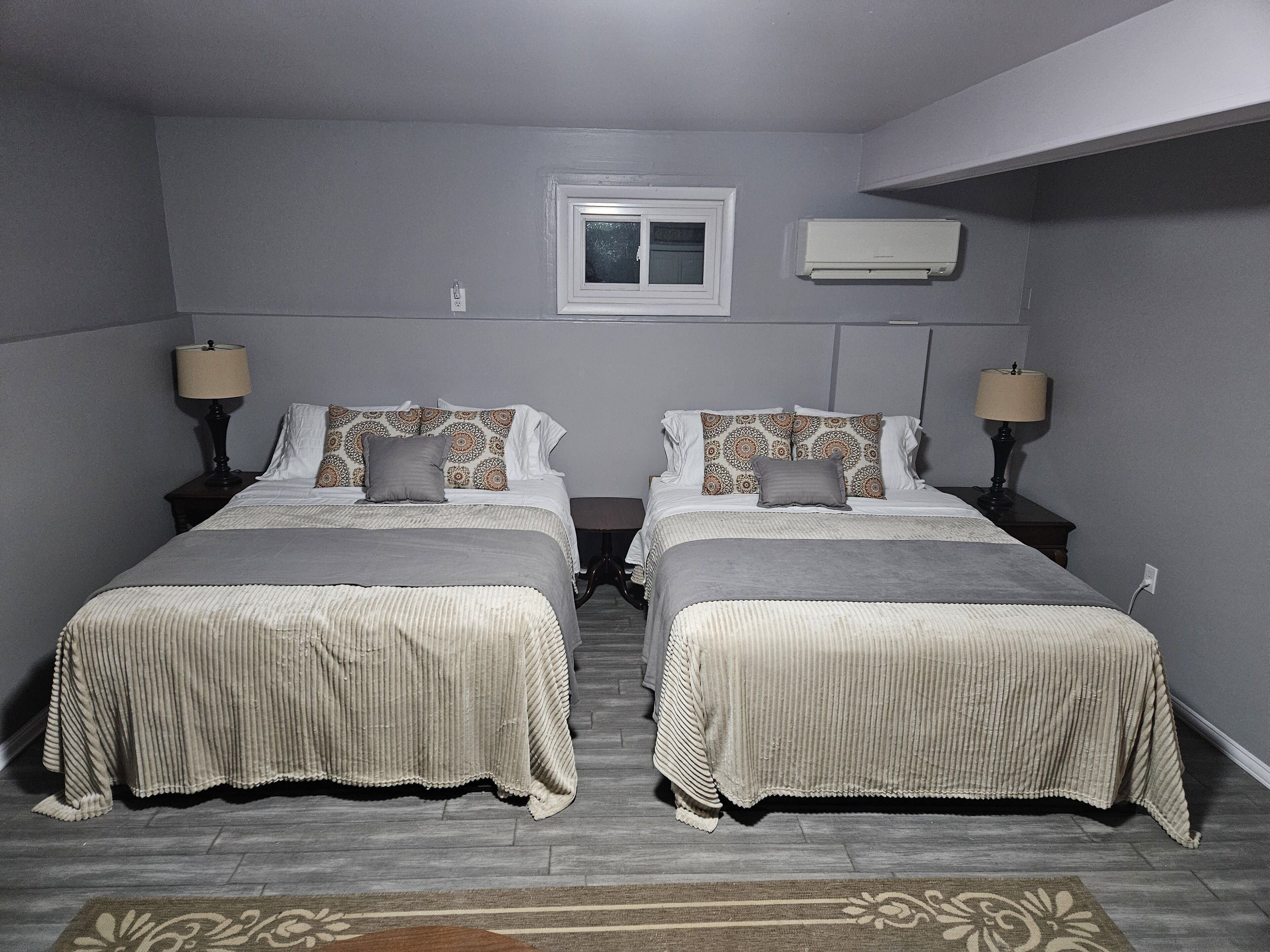 3 slaapkamers, een bureau, een strijkplank/strijkijzer, reisbedje